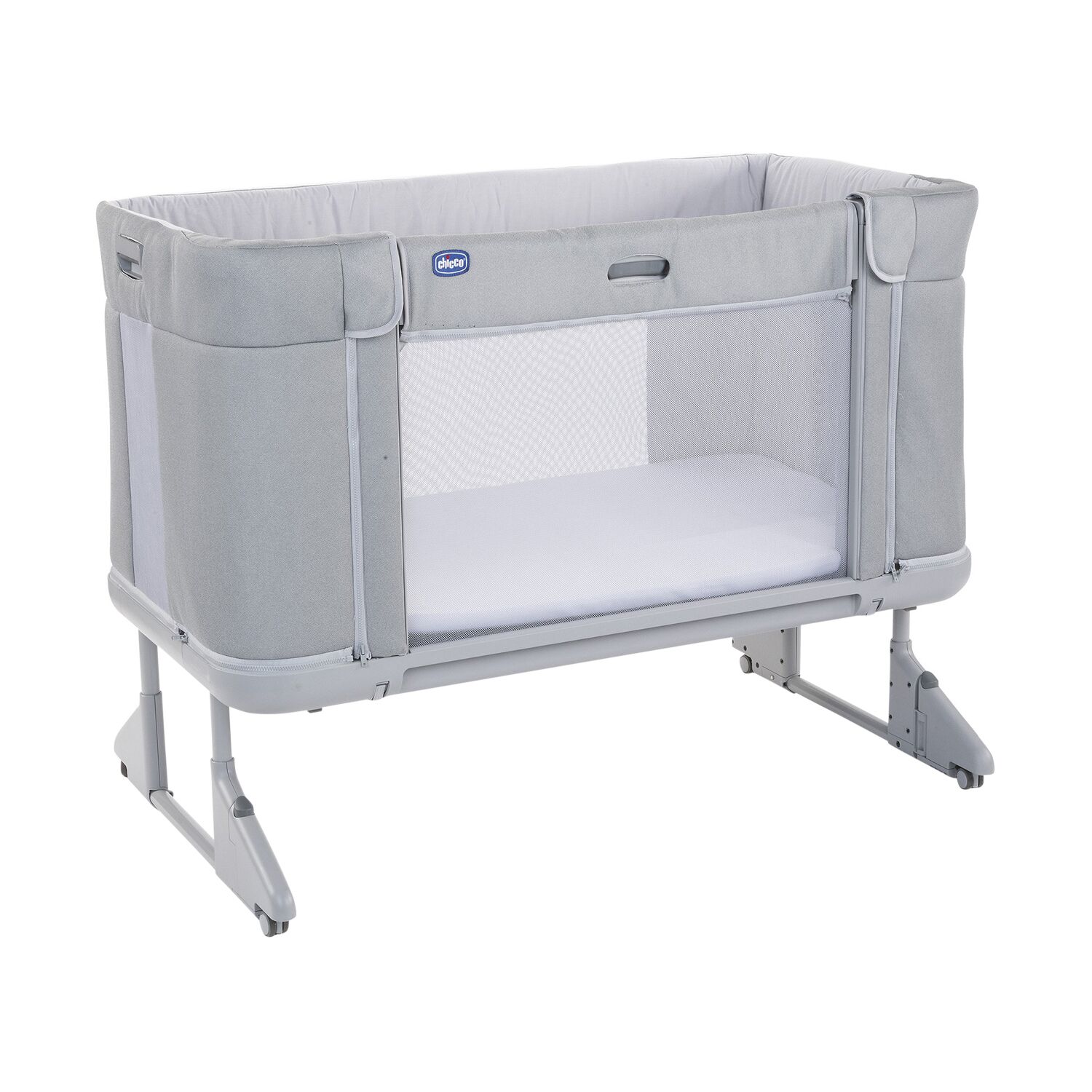 Chicco Next2Me Forever Chicco Next2Me Forever Co-Sleeper in Cool Grey, ruim en verstelbaar ontwerp met ademende zijpanelen, biedt een veilige en comfortabele slaapomgeving voor baby's tot peuters, ideaal voor langdurig gebruik naast het ouderlijk bed.