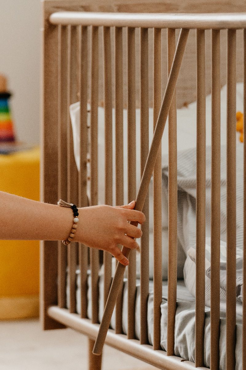 Finori Bali – een stijlvol en stevig ledikant met een eigentijds design, ontworpen om je baby een veilige en comfortabele slaapomgeving te bieden, ideaal voor moderne en trendy kinderkamers.